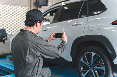 スマホで写真を撮る作業員