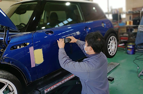 移動式シザーリフトで作業中